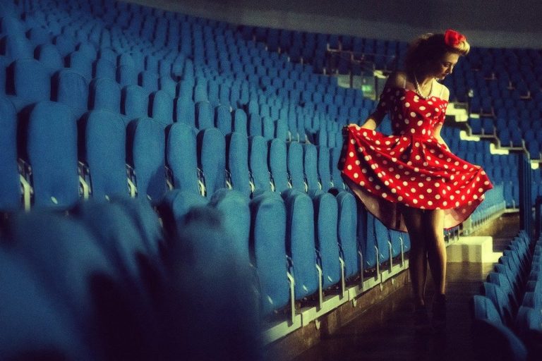 Stylizacja w stylu pin up girl – idealna na imprezę karnawałową