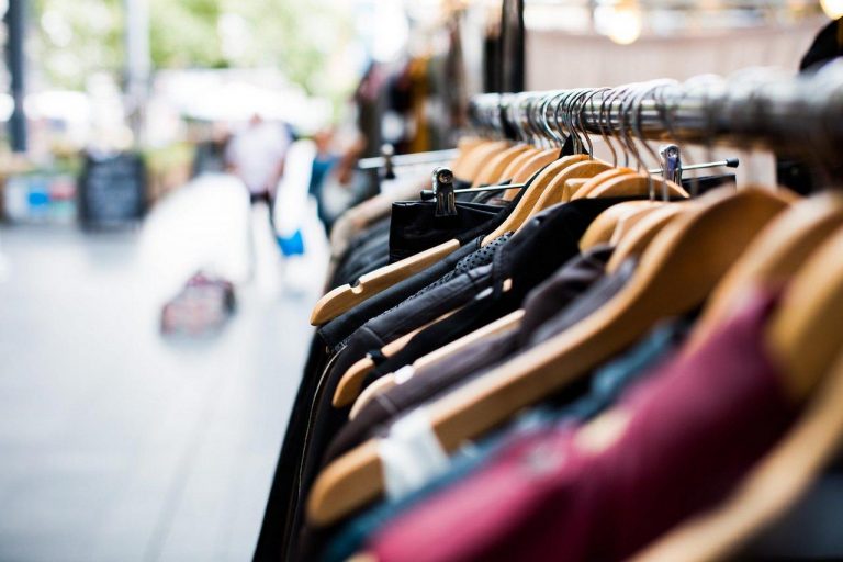 Odśwież swoją szafę na wiosnę – najciekawsze trendy 2020