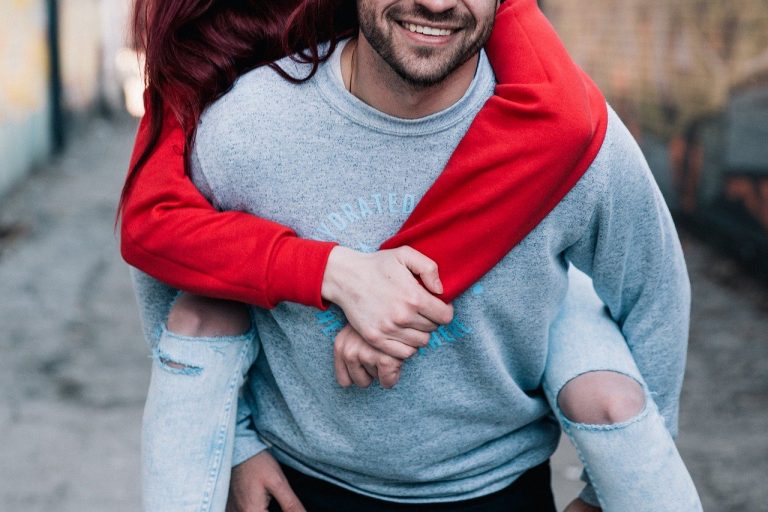 Jaki sweter męski nosić i co do niego dobrać?