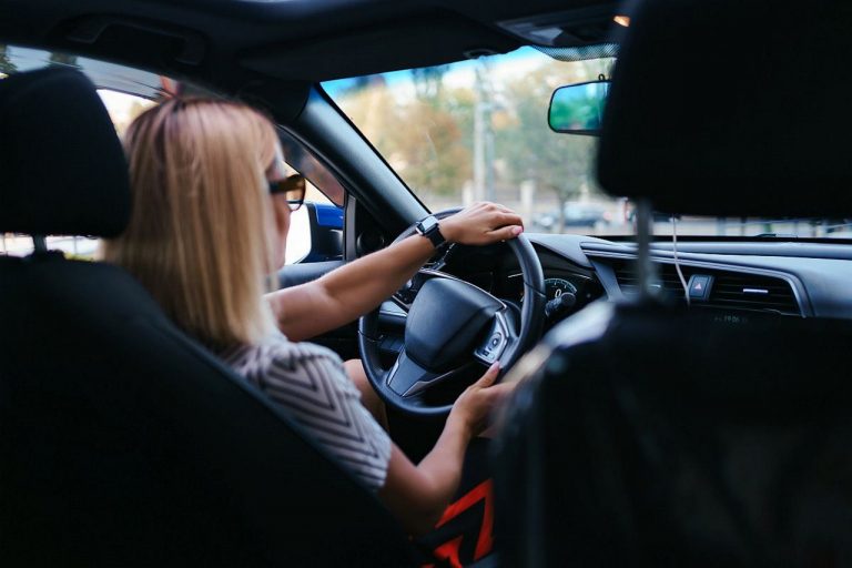 Wybierz Traficar dla firm i rozwiąż problemy dotyczące organizacji przejazdów służbowych!