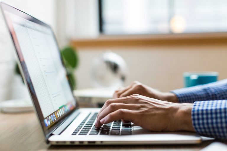 Jak przygotować się do rozmowy kwalifikacyjnej online?