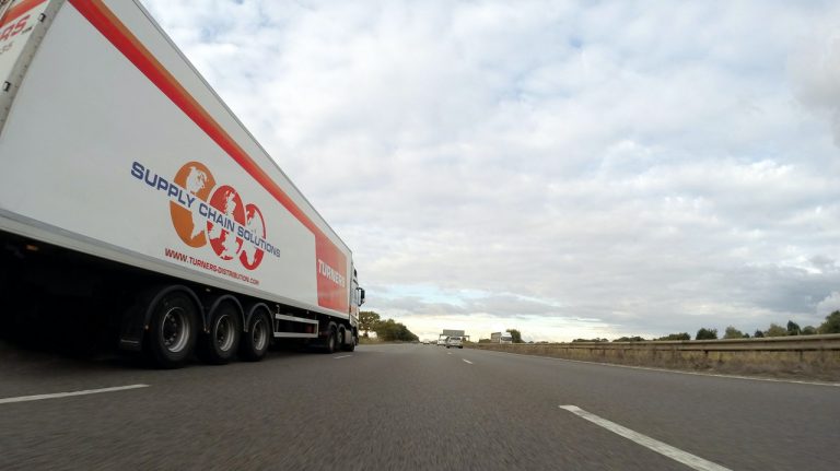 Czym się kierować przy wyborze firmy oferującej międzynarodowy przewóz towarów?