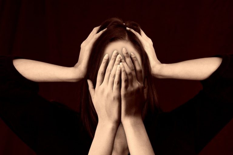 Objawy, które warto skonsultować z psychologiem. Kiedy się do niego udać?
