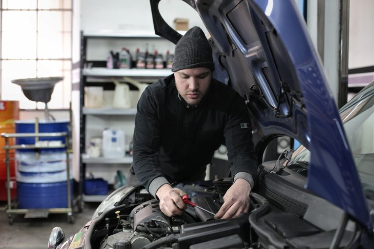 Jakie kwalifikacje powinien posiadać mechanik?