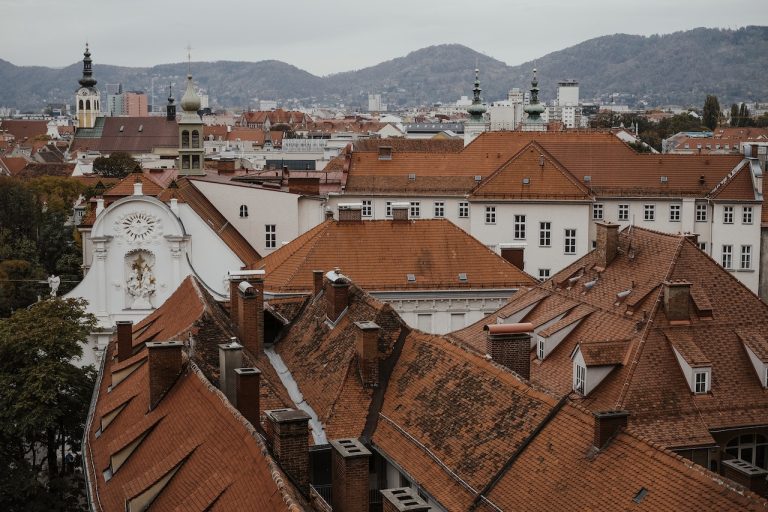 Dlaczego warto wybrać dachówki ceramiczne?