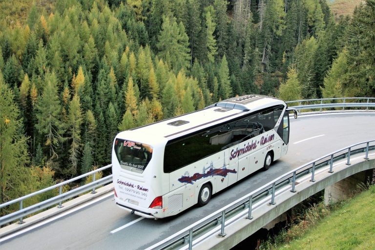 W jakim celu wykonuje się oklejanie autokarów?
