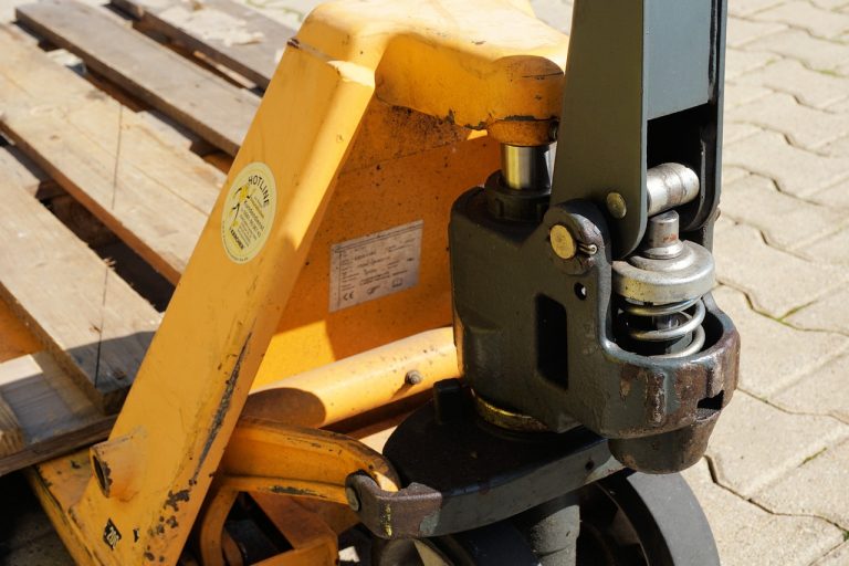 W jakich pracach wykorzystuje się ręczne sztaplarki?