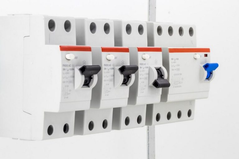 Co warto wiedzieć o systemach zabezpieczeń elektrycznych?