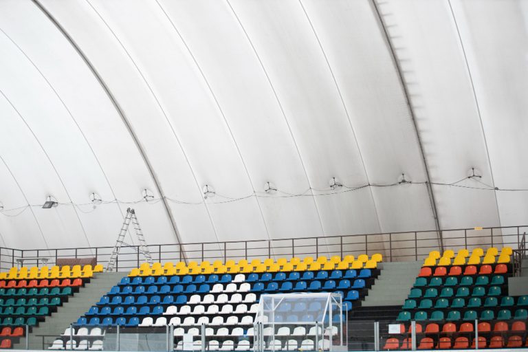 Hale eventowe na każdą pogodę – jak zabezpieczyć imprezę przed deszczem i wiatrem?